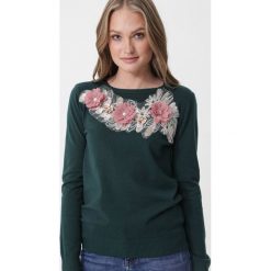 Ciemnozielony Sweter Alfords. Zielone swetry damskie Born2be, xl, z aplikacjami, prążkowane, z długim rękawem, długie, bez kaptura. Za 99,99 zł.