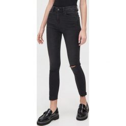 Jeansy mid waist - Czarny. Czarne jeansy damskie Cropp. W wyprzedaży za 59,99 zł.