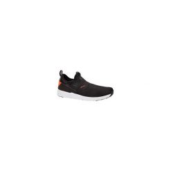 Buty do chodu sportowego PW 160 Slip-On męskie. Czarne buty sportowe męskie NEWFEEL, z poliesteru, bez zapięcia, trekkingowe. Za 99,99 zł.
