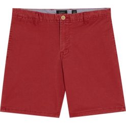 Bermudy basic z paskiem. Czerwone spodenki i szorty męskie marki Pull&Bear, m, bez wzorów. Za 49,90 zł.