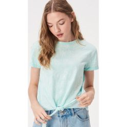 Wzorzysty t-shirt z wiązaniem - Zielony. Zielone t-shirty damskie Sinsay, s, bez wzorów, bez kołnierzyka. Za 24,99 zł.