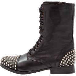 Steve Madden TARNEY Botki kowbojki i motocyklowe black. Czarne botki damskie na zamek Steve Madden, z materiału, na sznurówki. Za 589,00 zł.