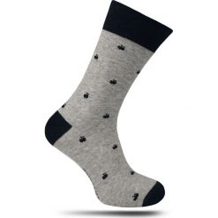 Szare Bawełniane Skarpetki Męskie -Chattier- w Granatowe Jabłka, Owoce SKCH0081casual. Szare skarpetki męskie Chattier, bez wzorów, z bawełny. Za 12,90 zł.