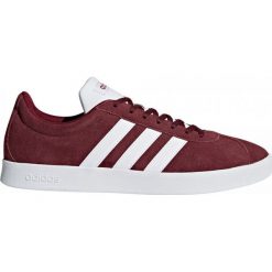 BUTY VL COURT 2.0. Szare trampki męskie Adidas, w paski, z zamszu, z paskami. W wyprzedaży za 179,99 zł.