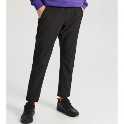 Spodnie jogger z ociepleniem - Czarny. Czarne spodnie męskie Cropp, m, bez wzorów. Za 129,99 zł.