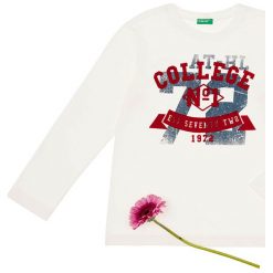 Koszulka w kolorze białym. Białe t-shirty chłopięce Benetton Kids, z nadrukiem, z bawełny, z długim rękawem. W wyprzedaży za 37,95 zł.