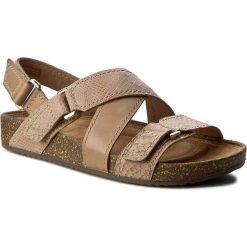 Sandały CLARKS - Rosilla Essex 261262944 Sand Combi. Brązowe klapki damskie marki Clarks, bez wzorów, ze skóry, bez obcasa. W wyprzedaży za 209,00 zł.