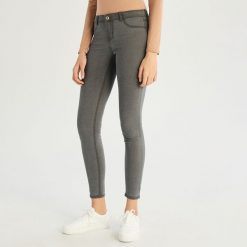Jeansy skinny ze średnim stanem - Szary. Szare jeansy damskie Sinsay. Za 39,99 zł.