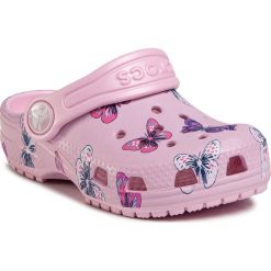 Klapki CROCS - Classic Butterfly Clog Ps 206414 Ballerina Pink. Różowe sandały dziewczęce Crocs, z tworzywa sztucznego. Za 129,00 zł.