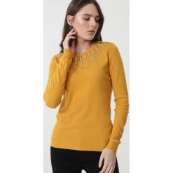 Żółty Sweter Dunkley. Żółte swetry damskie Born2be, s, z aplikacjami, klasyczne, bez rękawów, długie, bez kaptura. Za 99,99 zł.