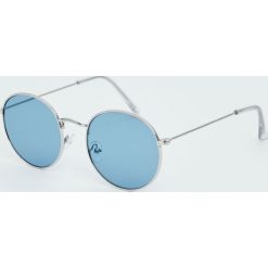 Okrągłe okulary przeciwsłoneczne z niebieskimi szkłami. Niebieskie okulary przeciwsłoneczne damskie Pull&Bear, okrągłe. Za 49,90 zł.