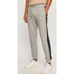 Tommy Hilfiger - Spodnie. Szare spodnie męskie TOMMY HILFIGER, na co dzień, s, z aplikacjami, z bawełny. W wyprzedaży za 419,90 zł.