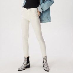 Jeansy skinny ze średnim stanem - Kremowy. Białe jeansy damskie Sinsay. Za 69,99 zł.