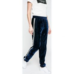 Vero Moda - Spodnie. Niebieskie spodnie damskie Vero Moda, s, bez wzorów, z poliesteru, casualowe. W wyprzedaży za 119,90 zł.