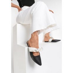 Czarne Klapki Flower Hoop. Czarne klapki damskie Renee, bez wzorów, bez obcasa, na płaskiej podeszwie. Za 59,99 zł.