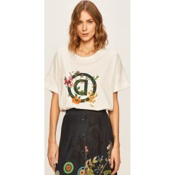 Desigual Sport - T-shirt. Białe topy damskie Desigual Sport, s, z nadrukiem, z bawełny, z krótkim rękawem. W wyprzedaży za 139,90 zł.