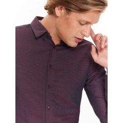 Koszula męska żakardowa o regularnym kroju z kołnierzem typu button down. Fioletowe koszule męskie Top Secret, na zimę, m, bez wzorów, z żakardem, eleganckie, button down, bez rękawów. W wyprzedaży za 39,99 zł.