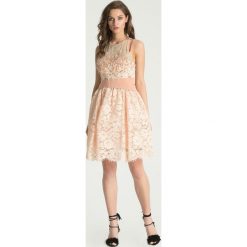 Sukienka mini. Brązowe sukienki damskie Elisabetta Franchi, na imprezę, w koronkowe wzory, z materiału, z okrągłym kołnierzem, bez rękawów, midi, rozkloszowane. Za 1219,60 zł.