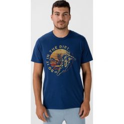 Jack & Jones Brett Blu. Koszulka Niebieski. Niebieskie podkoszulki męskie Jack & Jones, xxl, z nadrukiem, z bawełny, z krótkim rękawem. Za 64,95 zł.