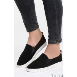 Czarne Slip On Compliant. Czarne mokasyny damskie marki Born2be, z materiału, na płaskiej podeszwie. Za 79,99 zł.
