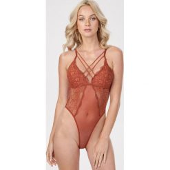 Brązowe Body Nerigunn. Pomarańczowe body damskie Born2be, uniwersalny, bez wzorów. Za 79,99 zł.