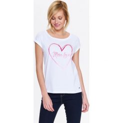 T-shirt krótki rękaw damski, z napisem i sercem. Białe t-shirty damskie Top Secret, z napisami, bez kołnierzyka. W wyprzedaży za 19,99 zł.