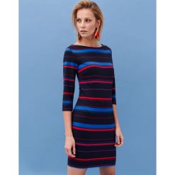 Sukienka w kolorowe paski. Niebieskie sukienki damskie Top Secret, na co dzień, na lato, w paski, z dzianiny, bez kołnierzyka, bez rękawów, proste. W wyprzedaży za 64,99 zł.