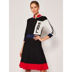Sukienka dzianinowa Karl Lagerfeld Colorblock Logo 201W2005. Czarne sukienki damskie KARL LAGERFELD, s, bez wzorów, z poliesteru, bez kołnierzyka, bez rękawów. Za 1349,00 zł.