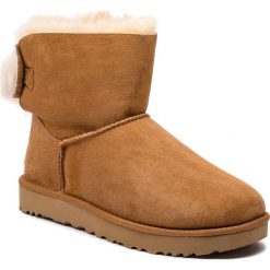 Buty UGG - W Fluff Bow Mini 1094967 W/Che. Pomarańczowe kozaki damskie marki Ugg, na zimę, ze skóry, bez obcasa, bez zapięcia. W wyprzedaży za 589,00 zł.