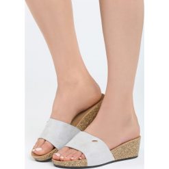 Szare Klapki Brioche. Szare crocsy damskie Born2be, z materiału, na koturnie. Za 69,99 zł.