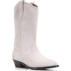 Buty damskie. Różowe kozaki damskie Wittchen, ze skóry, eleganckie, na wysokim obcasie, bez zapięcia. W wyprzedaży za 589,90 zł.