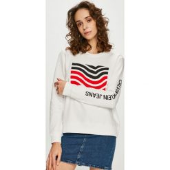 Calvin Klein Jeans - Bluza. Białe bluzy damskie Calvin Klein Jeans, s, z nadrukiem, z bawełny, bez rękawów, bez kaptura. W wyprzedaży za 269,90 zł.