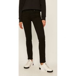Levi's - Jeansy 712 Slim Straight Black Sheep. Czarne jeansy damskie Levi's®, s, bez wzorów, z elastanu. W wyprzedaży za 299,90 zł.