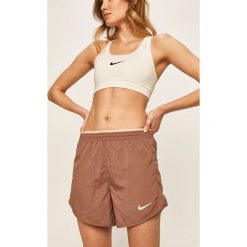 Nike - Szorty. Różowe spodenki sportowe damskie Nike, s, bez wzorów, z poliesteru, sportowe, dri-fit (nike). Za 149,90 zł.