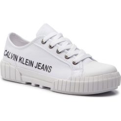Trampki CALVIN KLEIN JEANS - Biony R8064 Bright White. Białe półbuty damskie Calvin Klein Jeans, bez wzorów, z jeansu, bez zapięcia. W wyprzedaży za 309,00 zł.