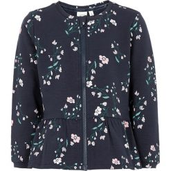 Bluza "Nanna" w kolorze granatowym. Niebieskie bluzy niemowlęce name it girls, z nadrukiem, z bawełny, bez rękawów, bez kaptura. W wyprzedaży za 59,95 zł.