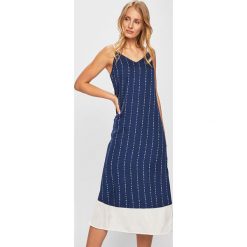 Tommy Hilfiger - Sukienka. Niebieskie sukienki damskie TOMMY HILFIGER, na co dzień, bez wzorów, z poliesteru, casualowe, bez kołnierzyka, bez rękawów, midi, proste. Za 769,90 zł.