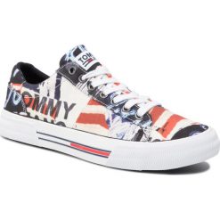 Tenisówki TOMMY JEANS - Essential Sneaker Ny Print EM0EM00360 Americana 0LG. Półbuty męskie Tommy Jeans, na co dzień, bez wzorów, z jeansu, eleganckie, bez zapięcia. Za 359,00 zł.