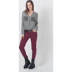 Bluzka "Reims" w kolorze czarno-białym. Czarne bluzki damskie Chattawak, l, w paski, z bawełny, klasyczne, bez kołnierzyka, bez rękawów. W wyprzedaży za 89,95 zł.