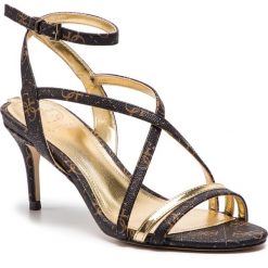 Sandały GUESS - Nylah4 FL6NH4 FAL03 BROWN. Pomarańczowe klapki damskie Guess, z aplikacjami, ze skóry ekologicznej, bez obcasa, na obcasie. W wyprzedaży za 449,00 zł.