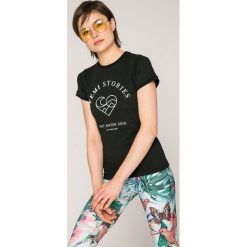 Femi Stories - Top Enro. Czarne topy damskie marki Femi Stories, s, z nadrukiem, z bawełny, casualowe, z okrągłym kołnierzem, z krótkim rękawem. W wyprzedaży za 119,90 zł.