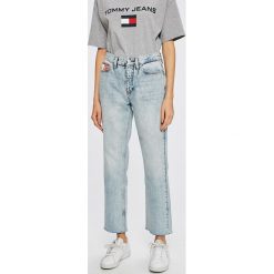 Tommy Jeans - Jeansy 90s. Niebieskie jeansy damskie marki Tommy Jeans, s, z podwyższonym stanem. W wyprzedaży za 359,90 zł.
