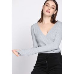 Jasnoszary Sweter Observant. Szare bez kategorii Born2be, xl, z dzianiny, z kopertowym dekoltem. Za 39,99 zł.