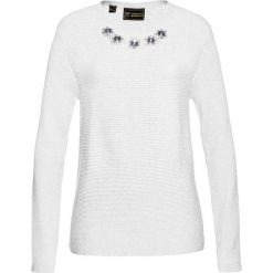 Sweter z dekoracyjnymi kamieniami bonprix biały. Białe swetry klasyczne damskie bonprix, z wiskozy. Za 59,99 zł.