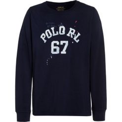 Polo Ralph Lauren GRAPHIC Bluzka z długim rękawem newport navy. Niebieskie t-shirty chłopięce z długim rękawem marki Polo Ralph Lauren, z bawełny, polo. Za 169,00 zł.