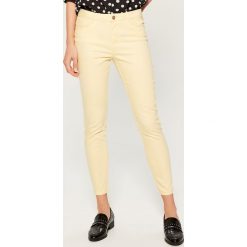 Spodnie super skinny - Żółty. Żółte spodnie damskie marki Mohito. Za 99,99 zł.