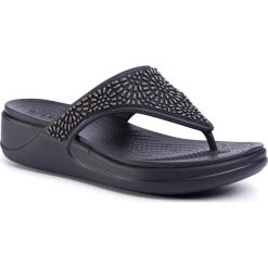 Japonki CROCS - Monterey Diamante Wdgfpw 206343 Black. Czarne klapki damskie Crocs, bez wzorów, z tworzywa sztucznego, bez obcasa, na obcasie. Za 199,00 zł.