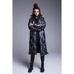 Naoko - Kurtka Oslo Camo. Zielone kurtki damskie marki NAOKO, s, bez wzorów, z poliesteru, z kapturem. W wyprzedaży za 319,90 zł.