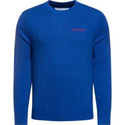 Sweter Calvin Klein Jeans Instit J30J313480. Czerwone swetry męskie Calvin Klein Jeans, xxl, bez wzorów, z jeansu, klasyczne, z klasycznym kołnierzykiem, bez kaptura. W wyprzedaży za 269,00 zł.