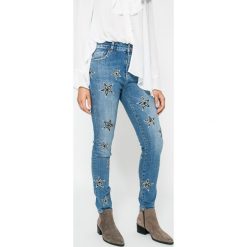 Silvian Heach - Jeansy Macugnana (Tina). Niebieskie jeansy damskie Silvian Heach, z elastanu, z standardowym stanem. W wyprzedaży za 319,90 zł.